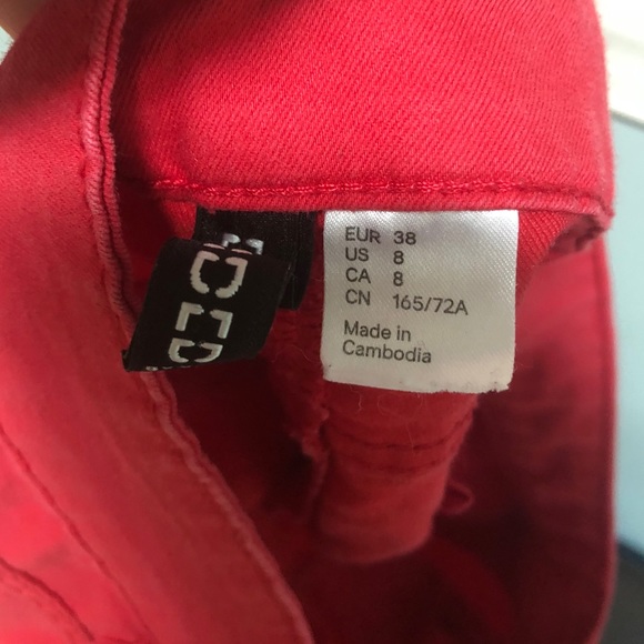 Red shorts - Picture 4 of 5